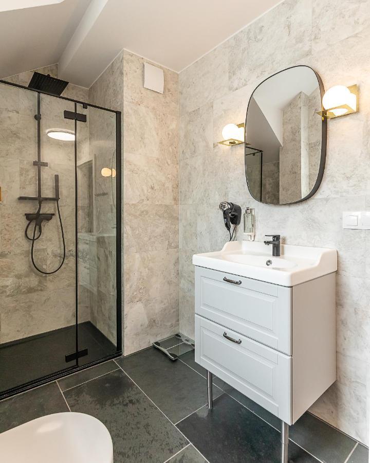 Rentplanet - Apartament Warynskiego シクラルスカ・ポレンバ エクステリア 写真